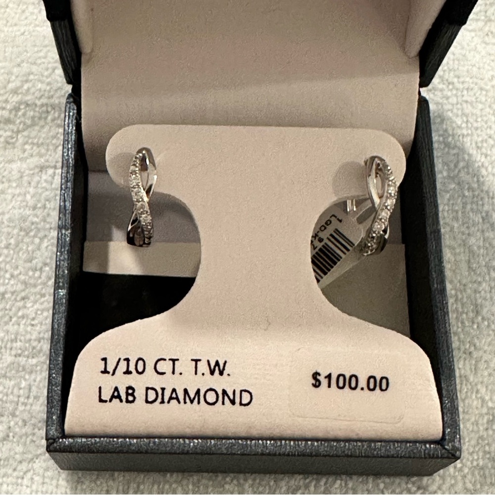 BRAND NEW Diamond Earrings - Picture 2 of 3